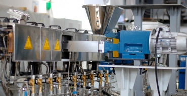 a single screw extruder at a plastic manufacturing plant